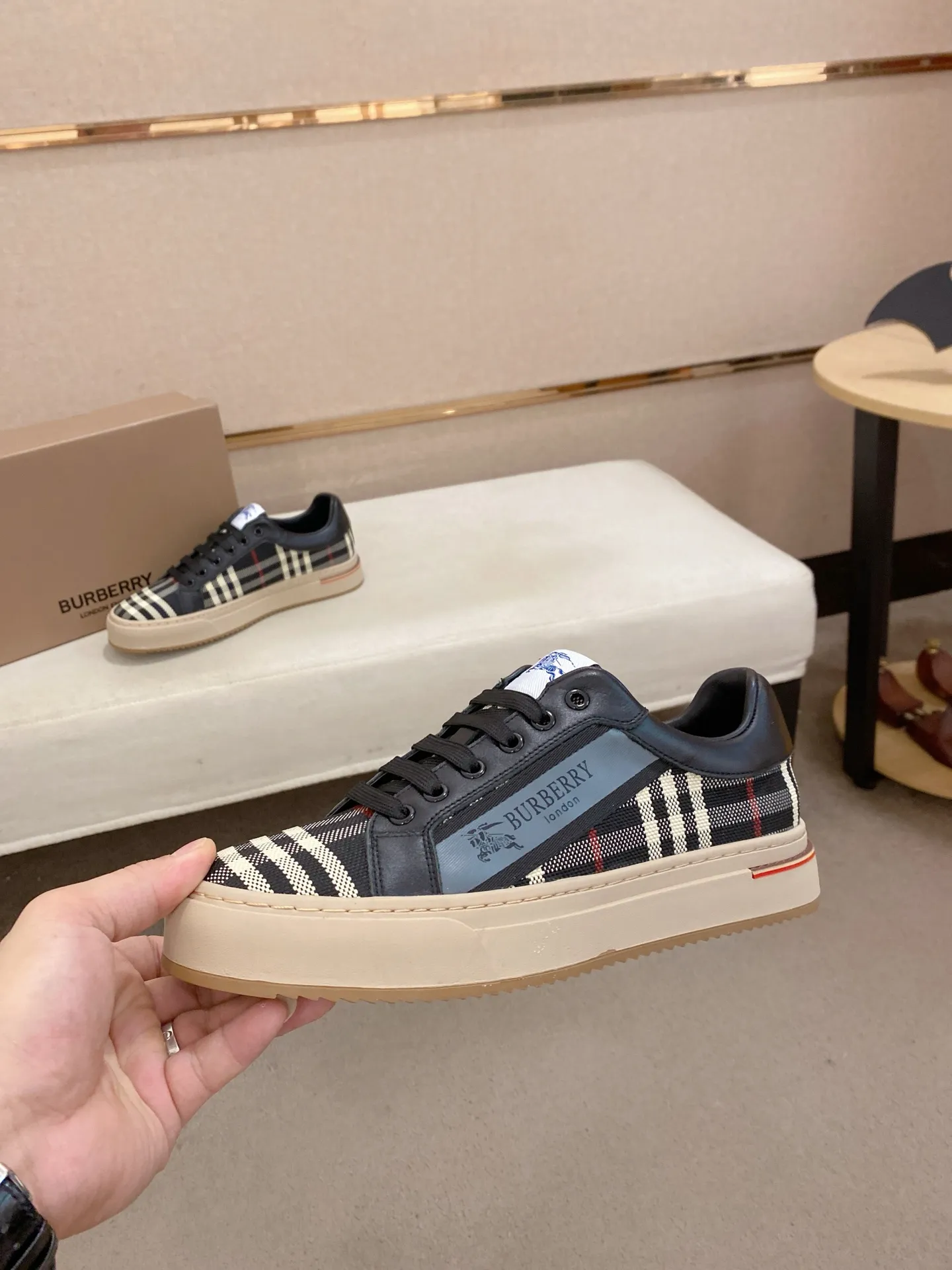 Men's shoes💰: 400💰🇮🇹🇮🇹The counters are synchronized with BURBERRY's top purchasing agents🔍🔍Synchronized sales. Positive code number: 38-44. Italian imported cowhide with official website fabric. Fully imported sheepskin lining, sole: original sole provided by the original factory, exclusive movable molded sole, super comfortable, original factory follow-up goods, 🔍🔍high quality, you can enter and leave the counter at will, welcome to compare (can be customized 45)
